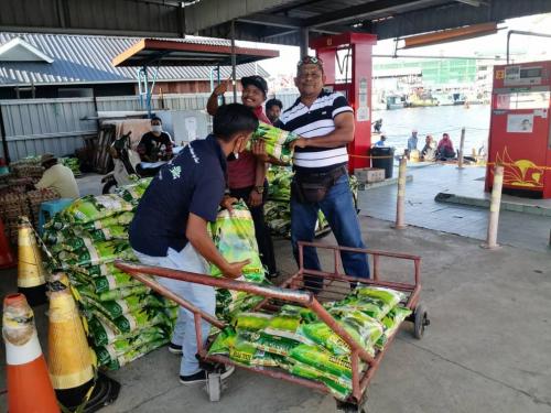CSR Program under SS Petroleum; Giving essential food to 400 customers of Buraqoil at Semporna, Sabah